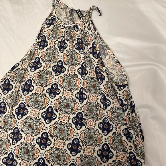 Patterned Halter Top - Picture 2 of 6